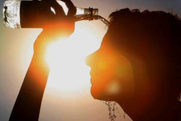 caldo e afa - ragazza si rinfresca con l'acqua