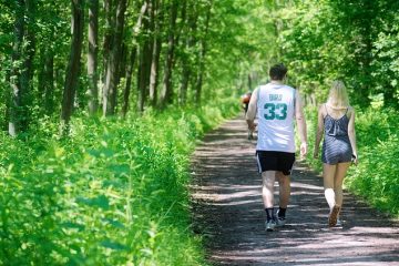 curare l'ansia - ragazzi camminano nel bosco