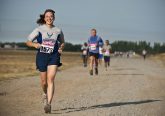 abbigliamento adatto per la corsa - donna che corre sull'asfalto